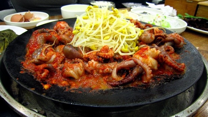 Nhà hàng Na Jeong-sun Halmae Jjukkumi với món bạch tuộc cay chảy nước mắt